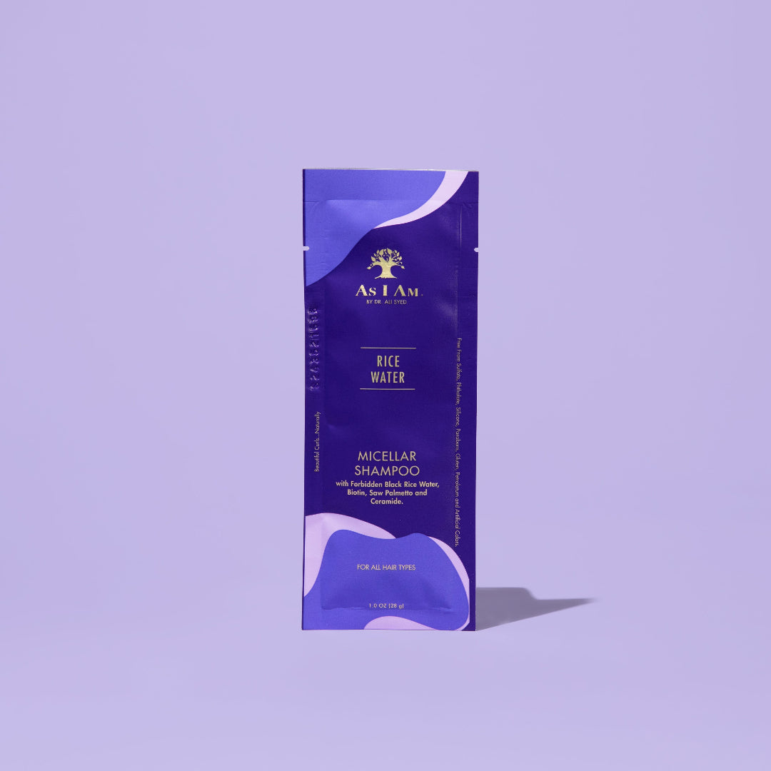 El champú de agua de arroz AS I AM en bolsita de 1 onza, con una textura líquida sedosa y nacarada, limpia suavemente el cuero cabelludo y el cabello a la vez que favorece su crecimiento, previene su caída y reduce su rotura para conseguir unas hebras más fuertes y sanas.