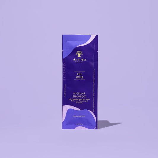 El champú de agua de arroz AS I AM en bolsita de 1 onza, con una textura líquida sedosa y nacarada, limpia suavemente el cuero cabelludo y el cabello a la vez que favorece su crecimiento, previene su caída y reduce su rotura para conseguir unas hebras más fuertes y sanas.
