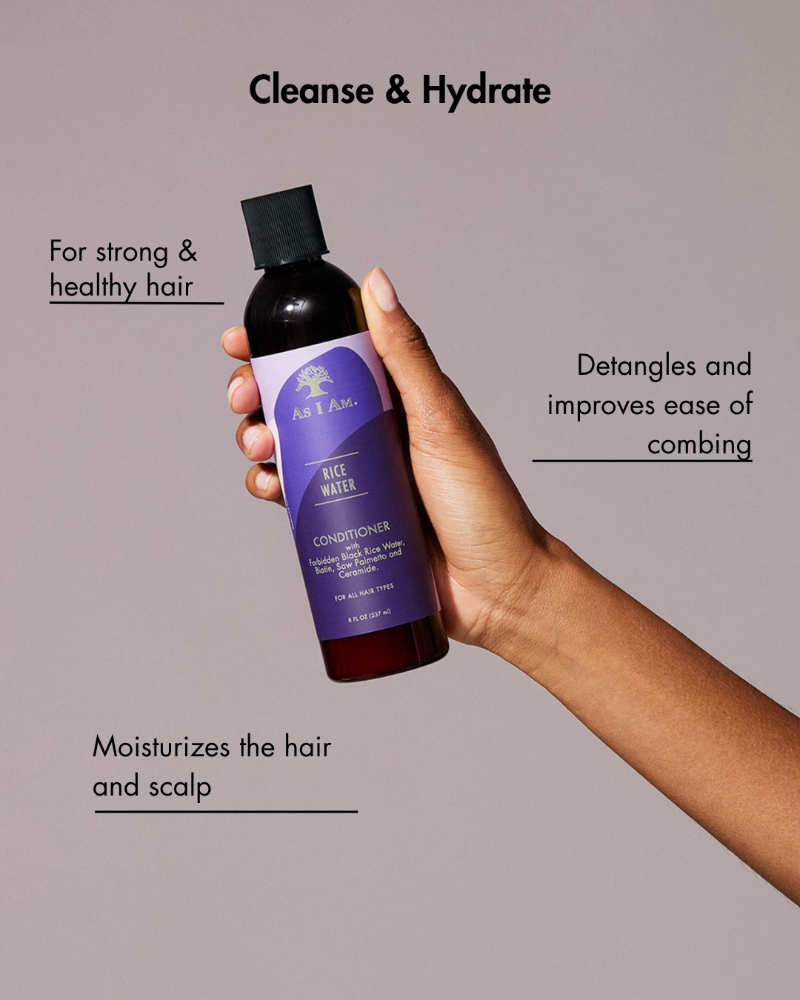 Mano sosteniendo una botella de acondicionador con texto sobre los beneficios del cuidado del cabello sobre un fondo gris.