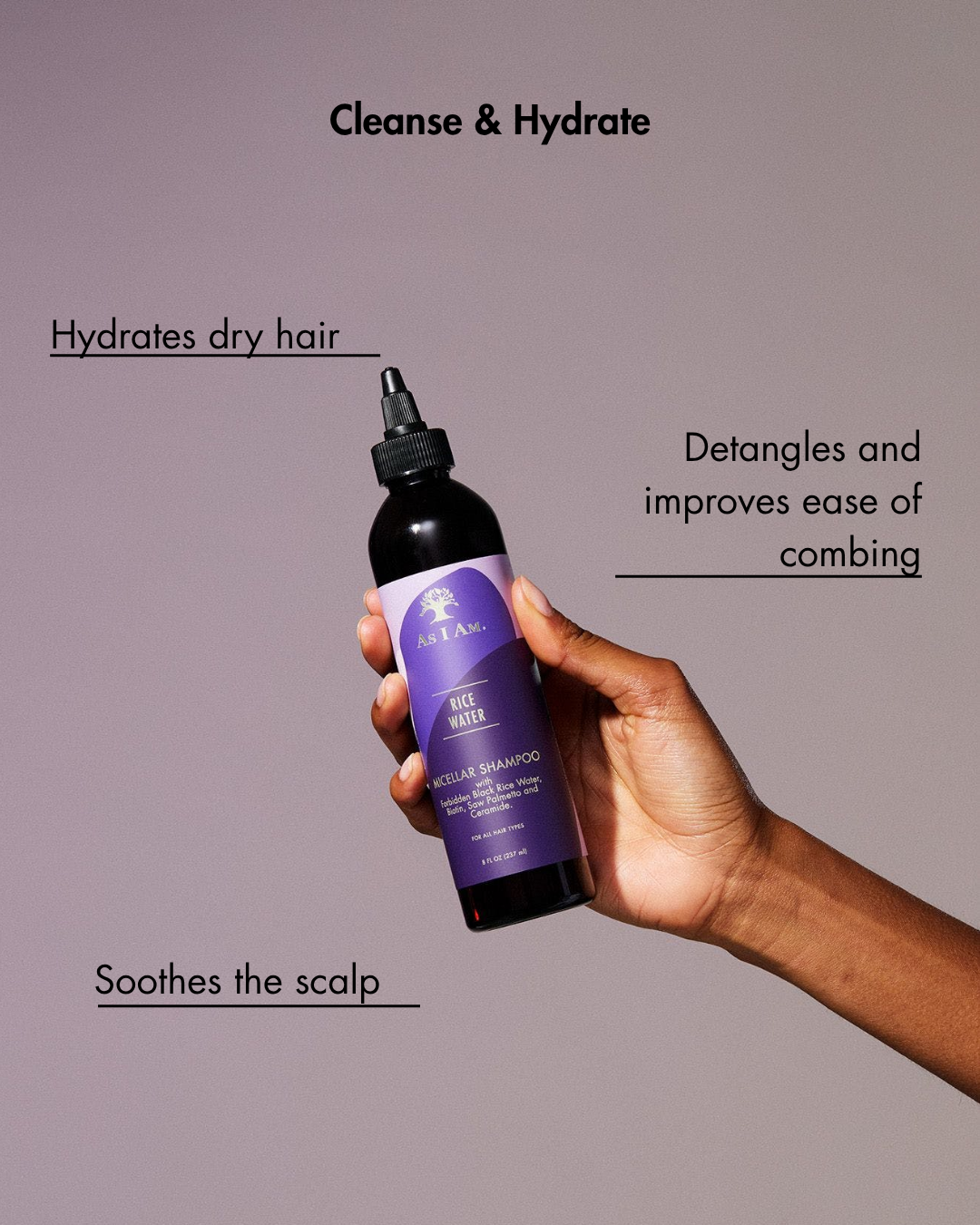 Mano sosteniendo una botella de champú púrpura con texto sobre los beneficios del cuidado del cabello sobre un fondo gris.