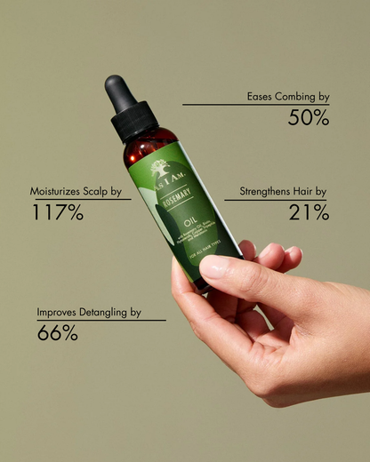 Mano que sostiene una botella de aceite para el cabello verde con el texto sobre los beneficios contra un fondo beige
