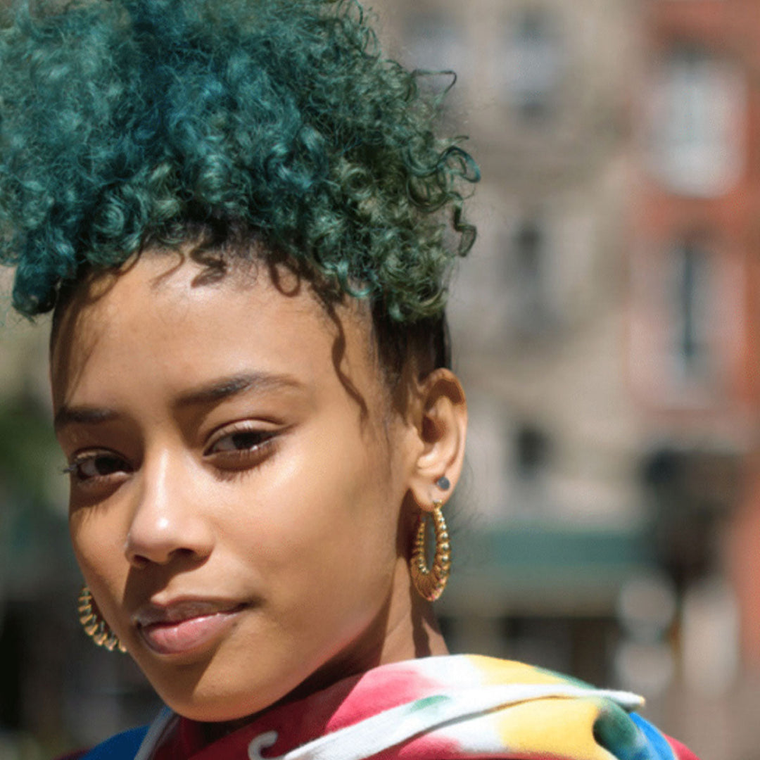 Sesi Magazine explora la diversión y versatilidad de la coloración temporal, presentando As I Am Curl Color. Aprende a cambiar tu look con tonos vibrantes y libres de daños, diseñados para realzar y definir los rizos a la vez que mantienen el cabello sano e hidratado.