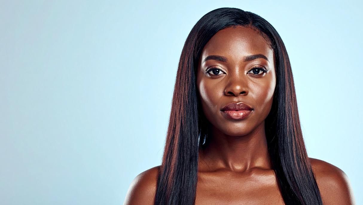 Mujer con pelo negro liso sobre fondo azul claro