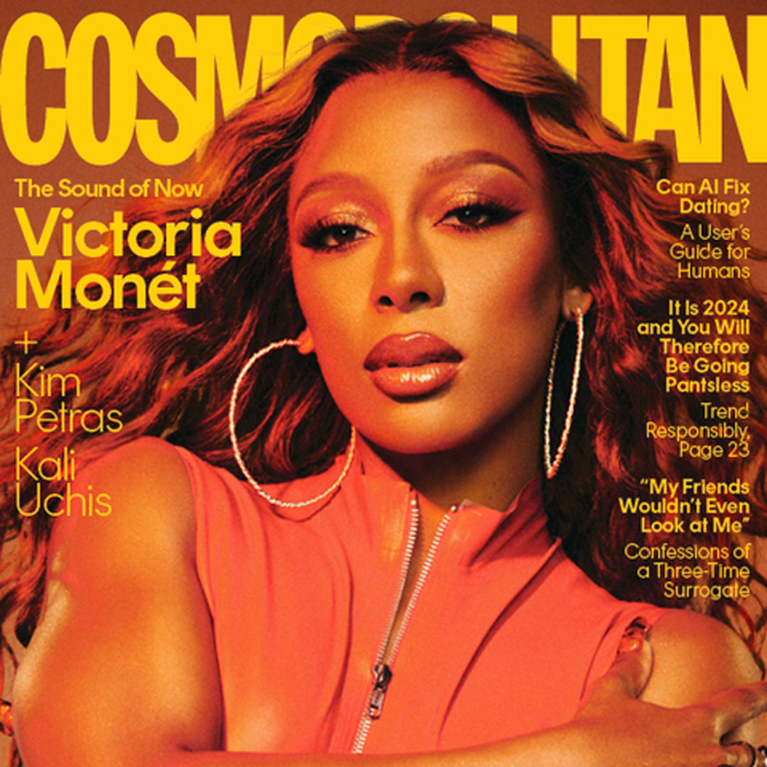 Victoria Monét abraza su evolución en "Las múltiples manifestaciones de Victoria Monét", un reportaje que destaca su arte, belleza y expresión personal. As I Am se enorgullece de presentar productos para el cuidado del cabello que nutren y ensalzan los rizos naturales.