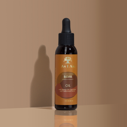 Botella de aceite As I Am batana sobre fondo beige