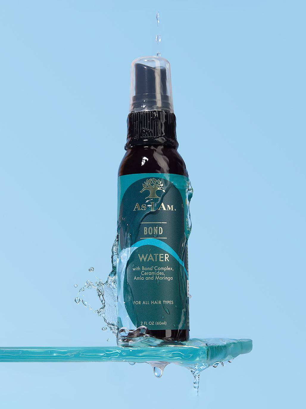 Botella de Azarum Bond Water sobre fondo azul