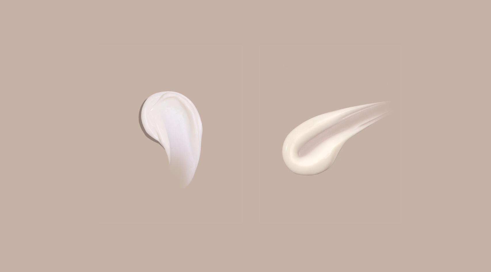 Dos muestras de crema blanca sobre fondo beige.