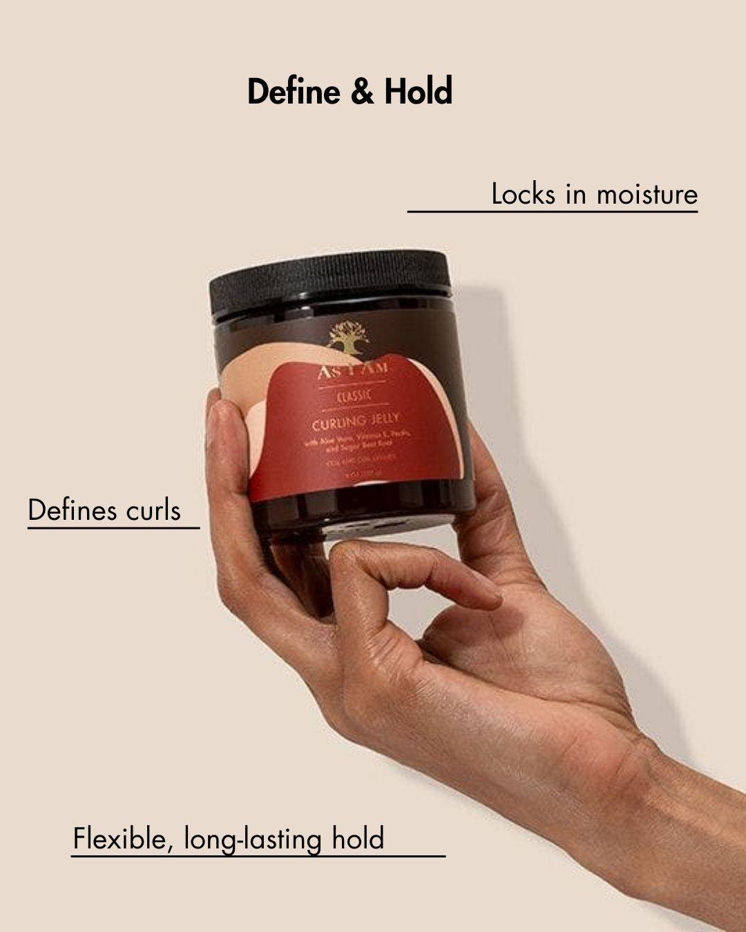 Mano sosteniendo un bote de producto capilar con texto que describe sus características sobre fondo beige