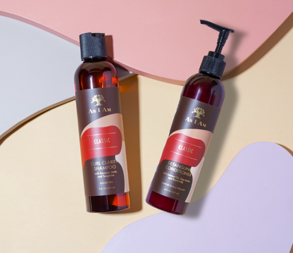 Botellas de champú y acondicionador con el logotipo de la marca sobre un fondo colorido.