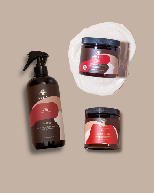 Conjunto de productos para el cuidado del cabello que incluye un frasco, un tarro y una mascarilla sobre fondo beige.