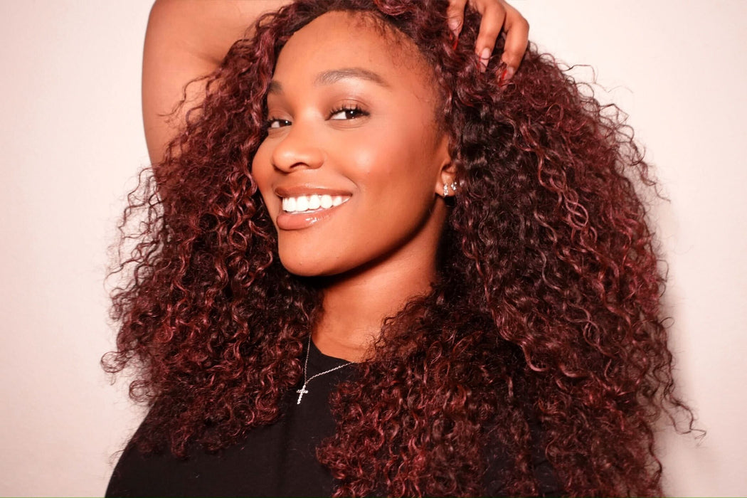 As I Am Curl Color en color burdeos: un gel de coloración temporal para el cabello intenso y audaz en un frasco, formulado para realzar los rizos con un color y brillo profundos, sin dañarlos.