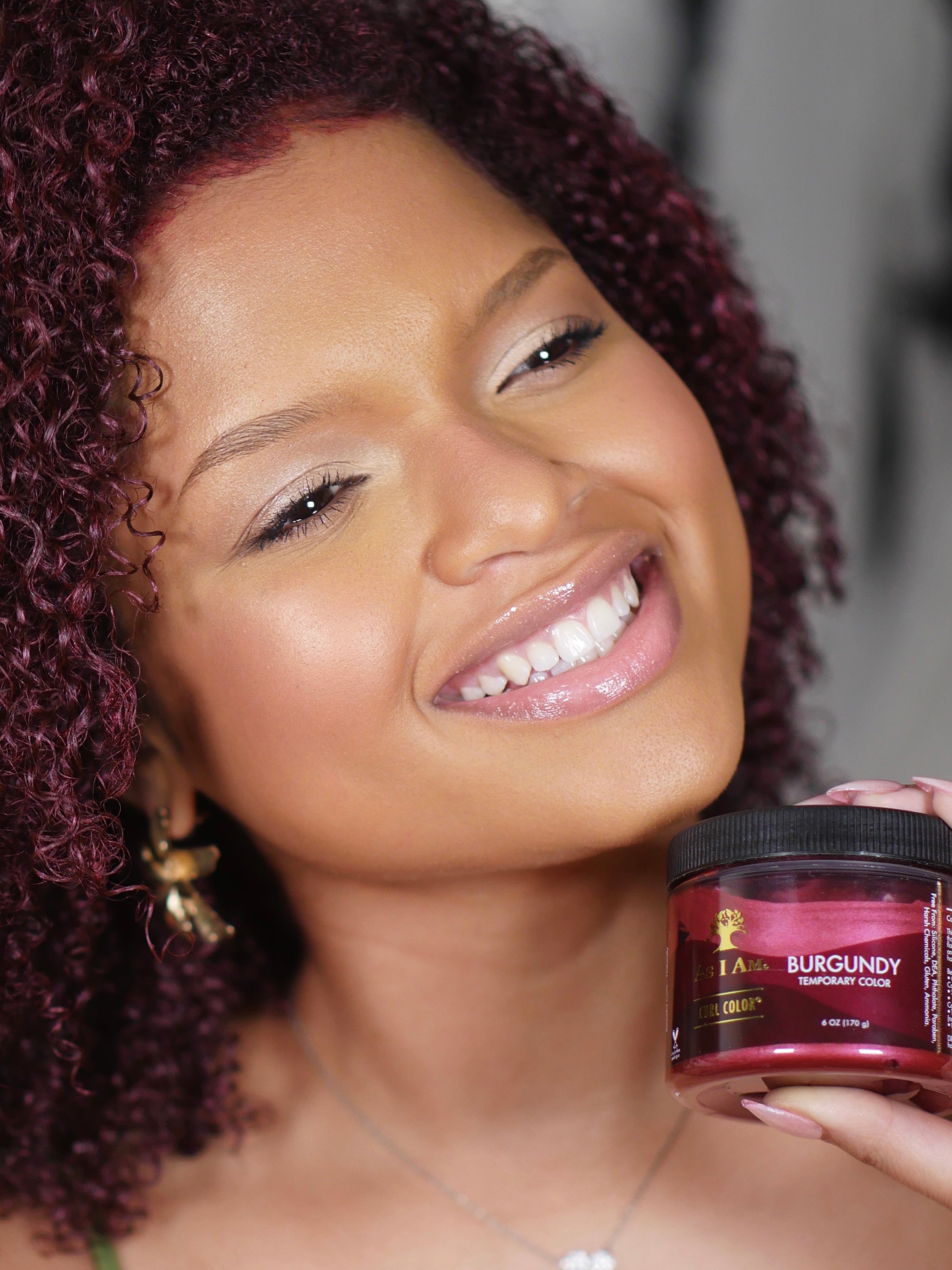 As I Am Curl Color en color burdeos: un gel de coloración temporal para el cabello intenso y audaz en un frasco, formulado para realzar los rizos con un color y brillo profundos, sin dañarlos.