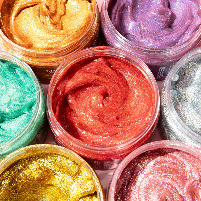 As I Am Curl Color Glitter Collection, con colores vibrantes y temporales para el cabello con un acabado brillante diseñado para rizos y espirales.