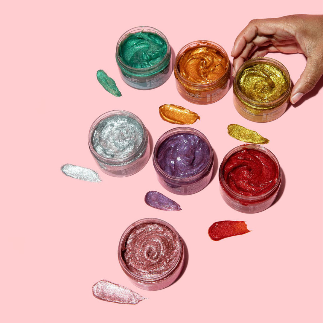 As I Am Curl Color Glitter Collection, con colores vibrantes y temporales para el cabello con un acabado brillante diseñado para rizos y espirales.