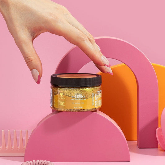 As I Am Curl Color Glitter Collection, con colores vibrantes y temporales para el cabello con un acabado brillante diseñado para rizos y espirales.