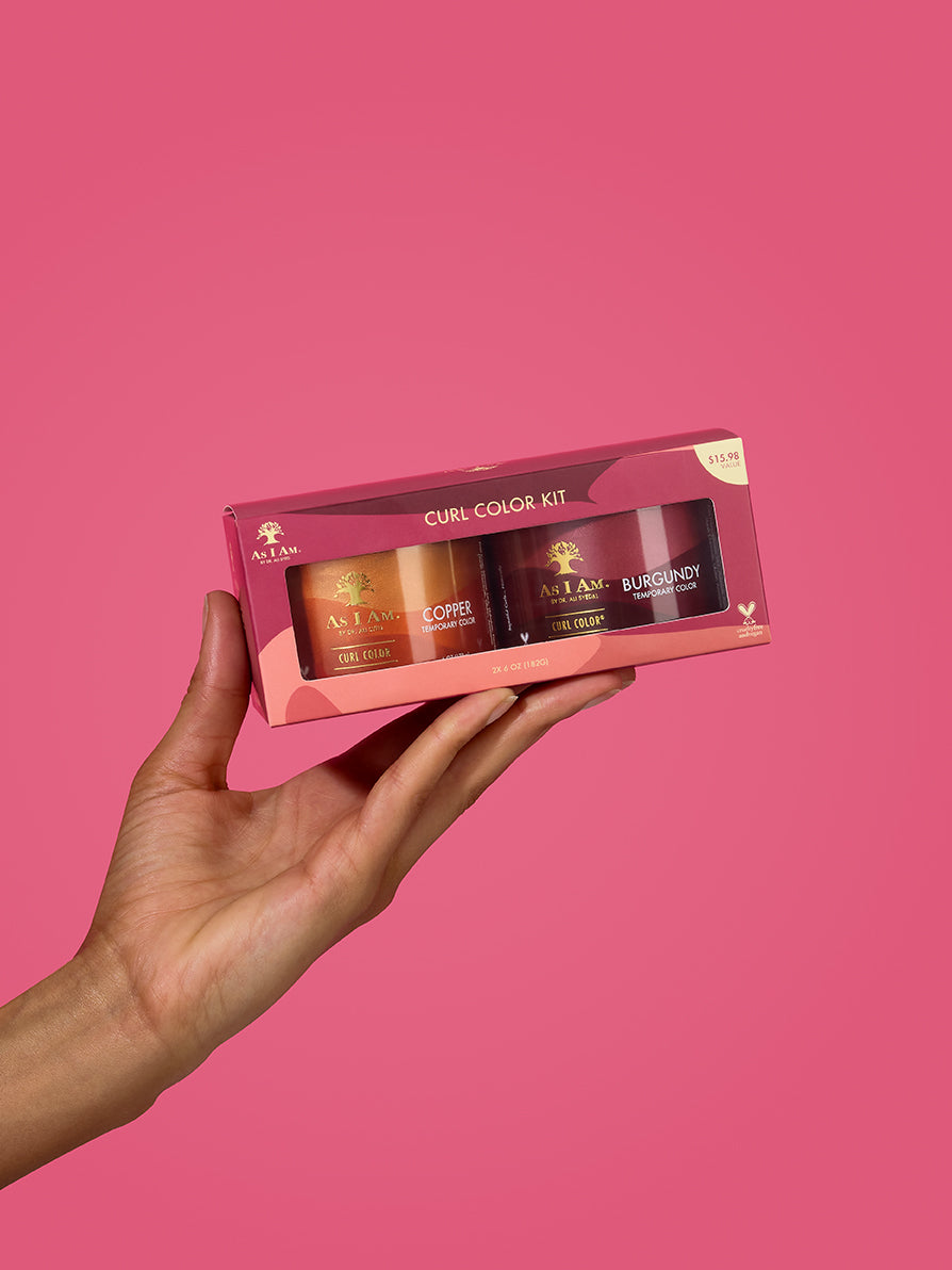 El kit de 2 paquetes As I Am Curl Color incluye tonos cobre y burdeos, presentados en frascos elegantes y vibrantes, diseñados para brindar color temporal y definición de rizos sin dañarlos.
