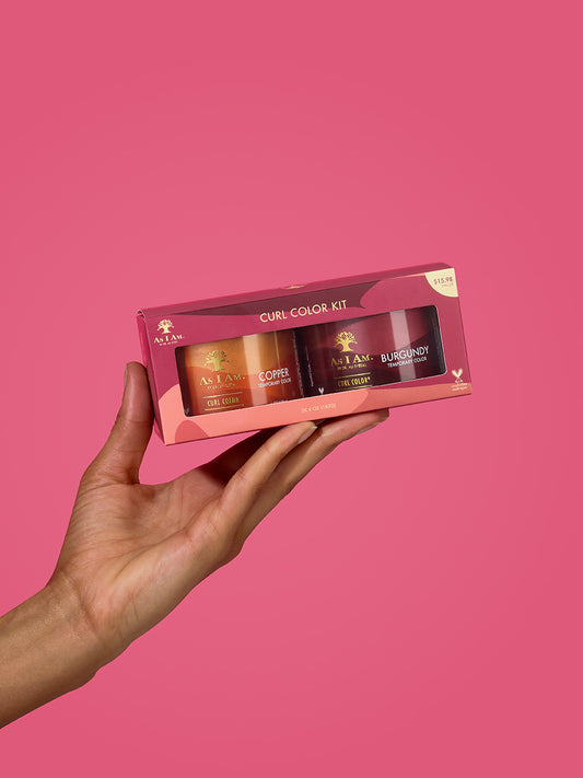 El kit de 2 paquetes As I Am Curl Color incluye tonos cobre y burdeos, presentados en frascos elegantes y vibrantes, diseñados para brindar color temporal y definición de rizos sin dañarlos.