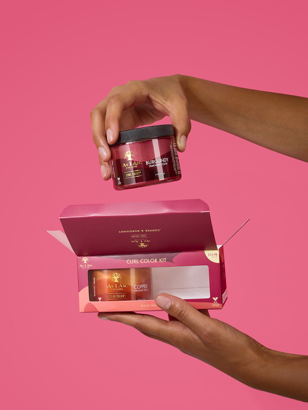 El kit de 2 paquetes As I Am Curl Color incluye tonos cobre y burdeos, presentados en frascos elegantes y vibrantes, diseñados para brindar color temporal y definición de rizos sin dañarlos.
