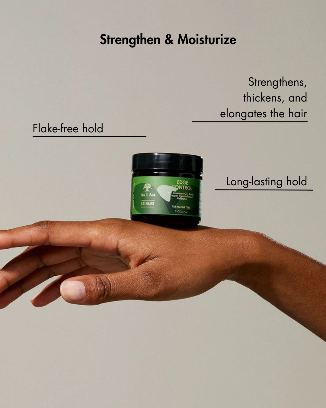 Mano sosteniendo un bote verde de producto para el cabello con texto sobre sus beneficios sobre fondo beige.