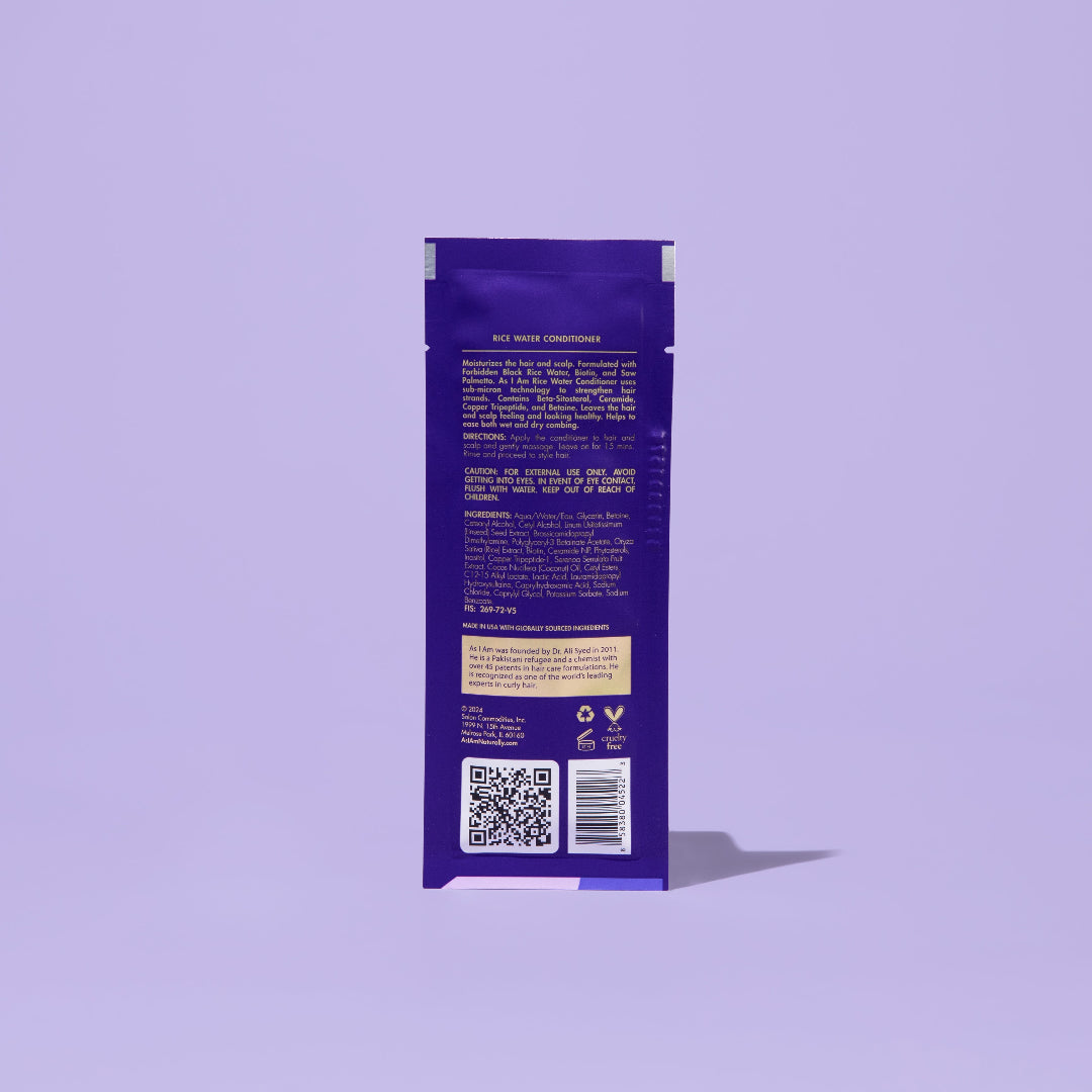 AS I AM Acondicionador de Agua de Arroz en una bolsita de 1 oz, con una textura cremosa y rica con un acabado blanco nacarado, formulado para hidratar en profundidad, fortalecer y desenredar el cabello con textura, al tiempo que promueve el crecimiento del cabello, previene la caída y combate la rotura del cabello.