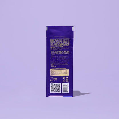 AS I AM Acondicionador de Agua de Arroz en una bolsita de 1 oz, con una textura cremosa y rica con un acabado blanco nacarado, formulado para hidratar en profundidad, fortalecer y desenredar el cabello con textura, al tiempo que promueve el crecimiento del cabello, previene la caída y combate la rotura del cabello.