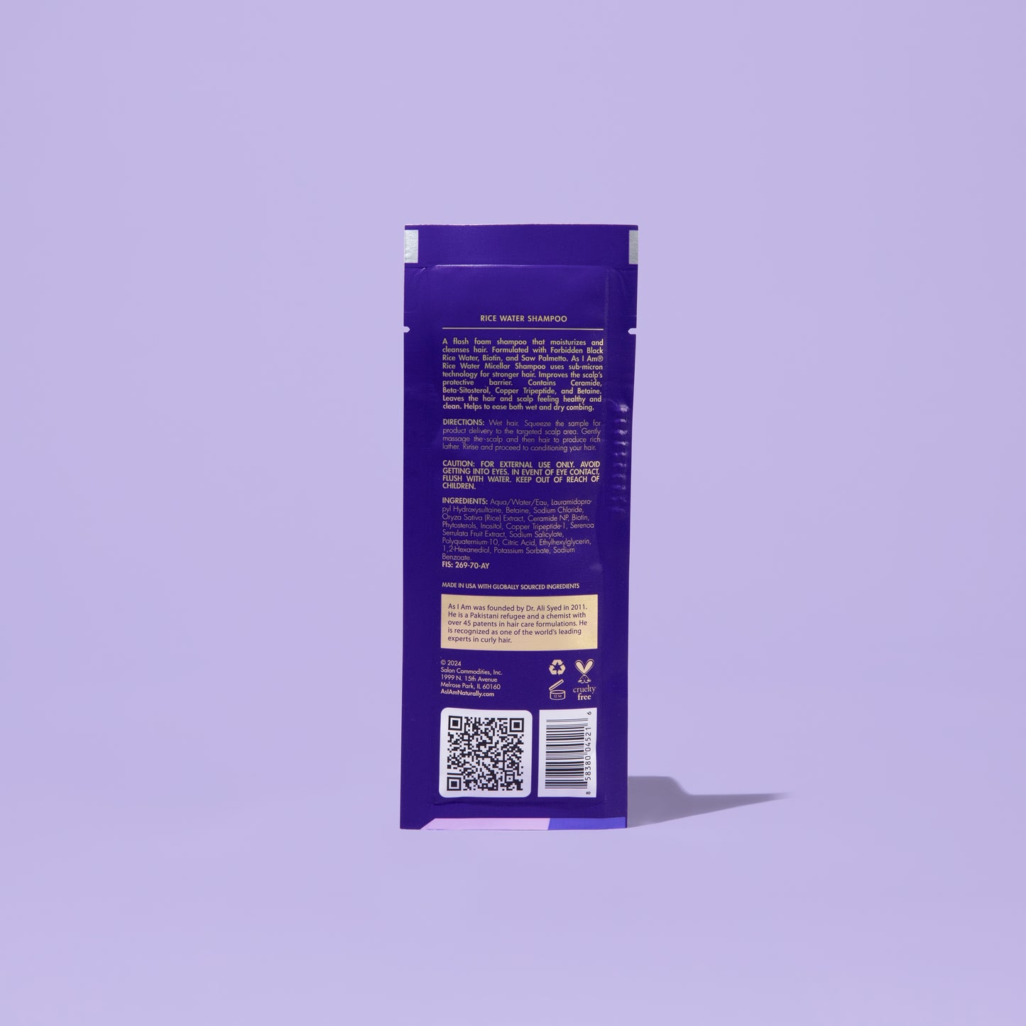 El champú de agua de arroz AS I AM en bolsita de 1 onza, con una textura líquida sedosa y nacarada, limpia suavemente el cuero cabelludo y el cabello a la vez que favorece su crecimiento, previene su caída y reduce su rotura para conseguir unas hebras más fuertes y sanas.