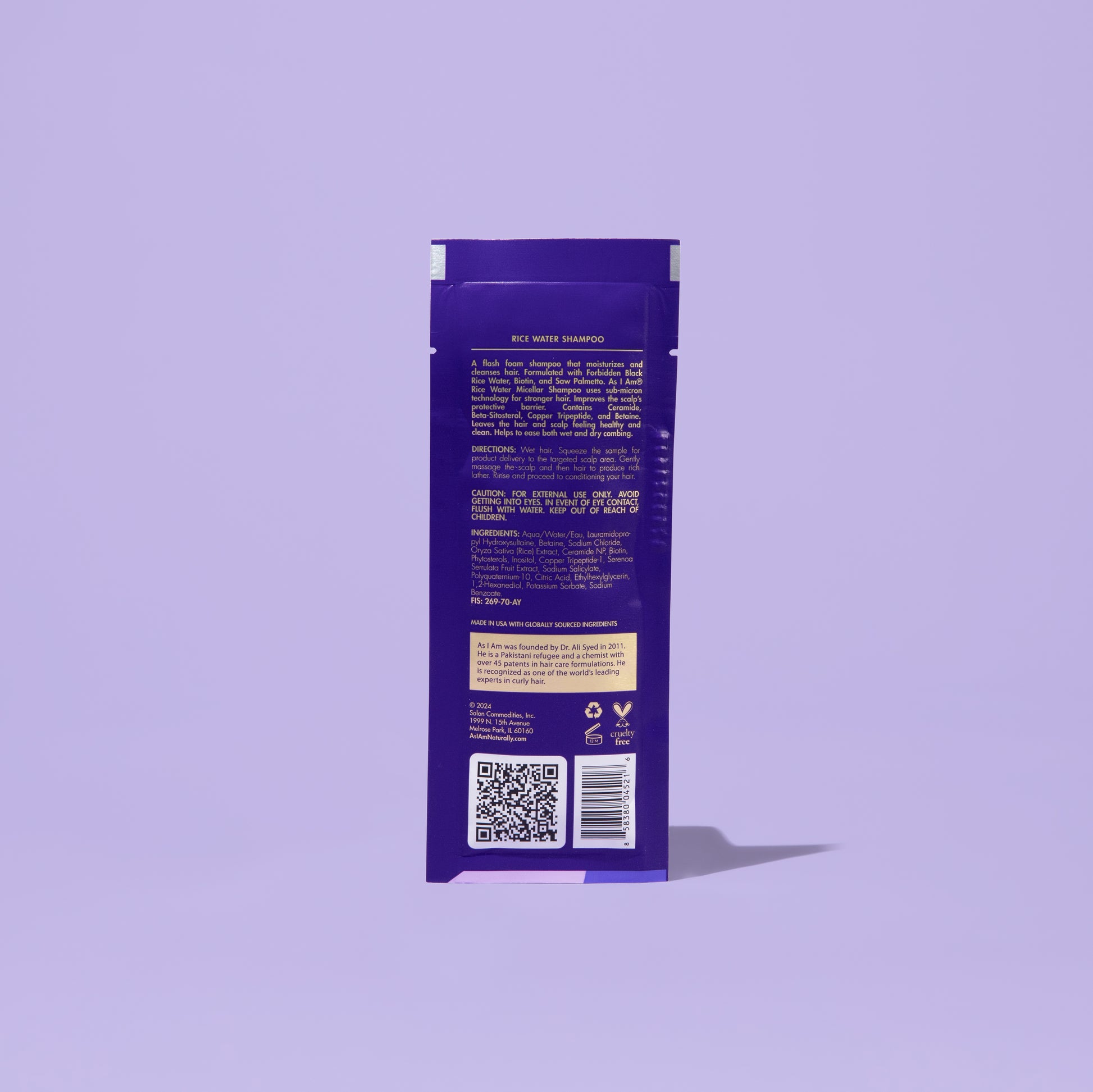 El champú de agua de arroz AS I AM en bolsita de 1 onza, con una textura líquida sedosa y nacarada, limpia suavemente el cuero cabelludo y el cabello a la vez que favorece su crecimiento, previene su caída y reduce su rotura para conseguir unas hebras más fuertes y sanas.