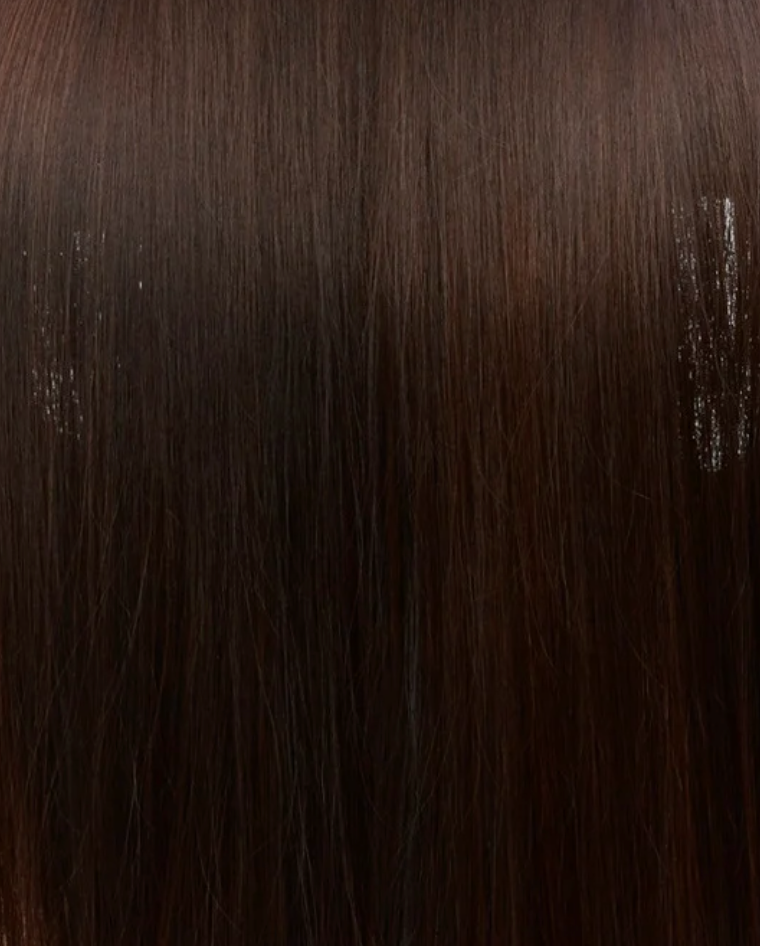Primer plano de la textura del cabello castaño oscuro.
