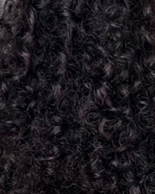 Primer plano de la textura del cabello oscuro y rizado.