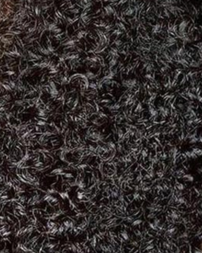 Primer plano de cabello castaño oscuro con textura
